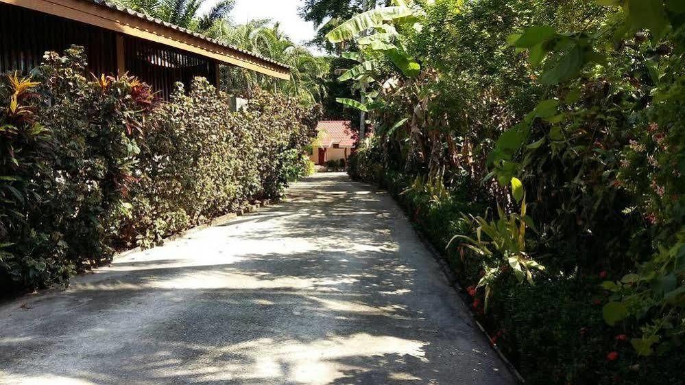 Subtawee Resort Szuratthani Kültér fotó